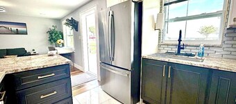 Backyard-1000mbs-WD-Updated-RainShower-AC-SmartTV-Workspace-10MinToBeach-Kitchen