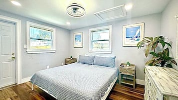 2 bedrooms, in-room safe, desk, iron/ironing board