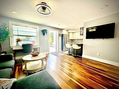 Backyard-1000mbs-WD-Updated-RainShower-AC-SmartTV-Workspace-10MinToBeach-Kitchen