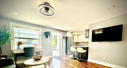 Backyard-1000mbs-WD-Updated-RainShower-AC-SmartTV-Workspace-10MinToBeach-Kitchen