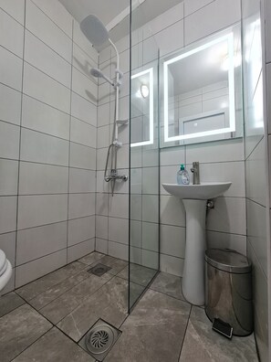 Habitación estándar, no fumadores, vistas a la ciudad | Baño | Cabezal de ducha tipo lluvia, toallas, jabón y champú