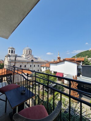 Chambre Panoramique, 1 très grand lit et 1 canapé-lit, vue montagne | Vue depuis le balcon