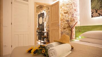 Deluxe Room | Minibar, individually decorated, individually furnished, desk