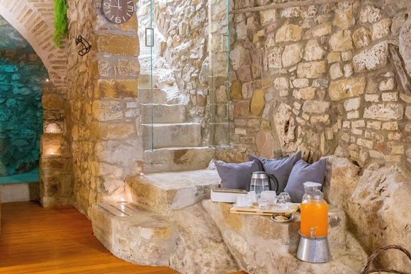 Sauna, tina de hidromasaje y masajes con piedras calientes