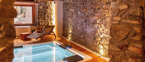 Sauna, tina de hidromasaje y masajes con piedras calientes