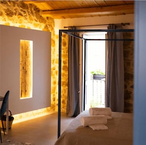 Deluxe Room, Courtyard View | Minibar, individually decorated, individually furnished, desk
