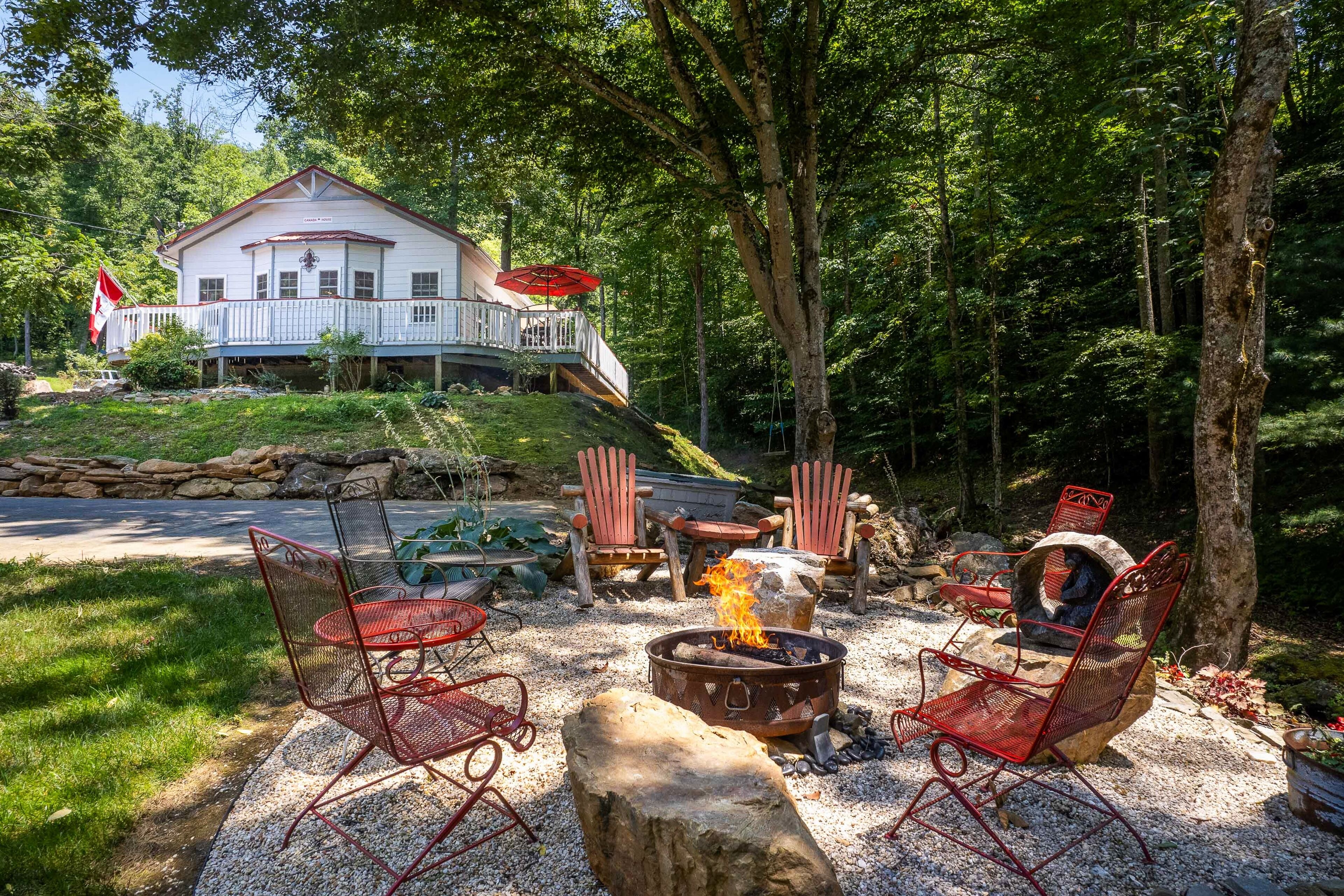 Escape to The Canada House: Cozy Creekfront Studio Retreat with Hot Tub & Fire P