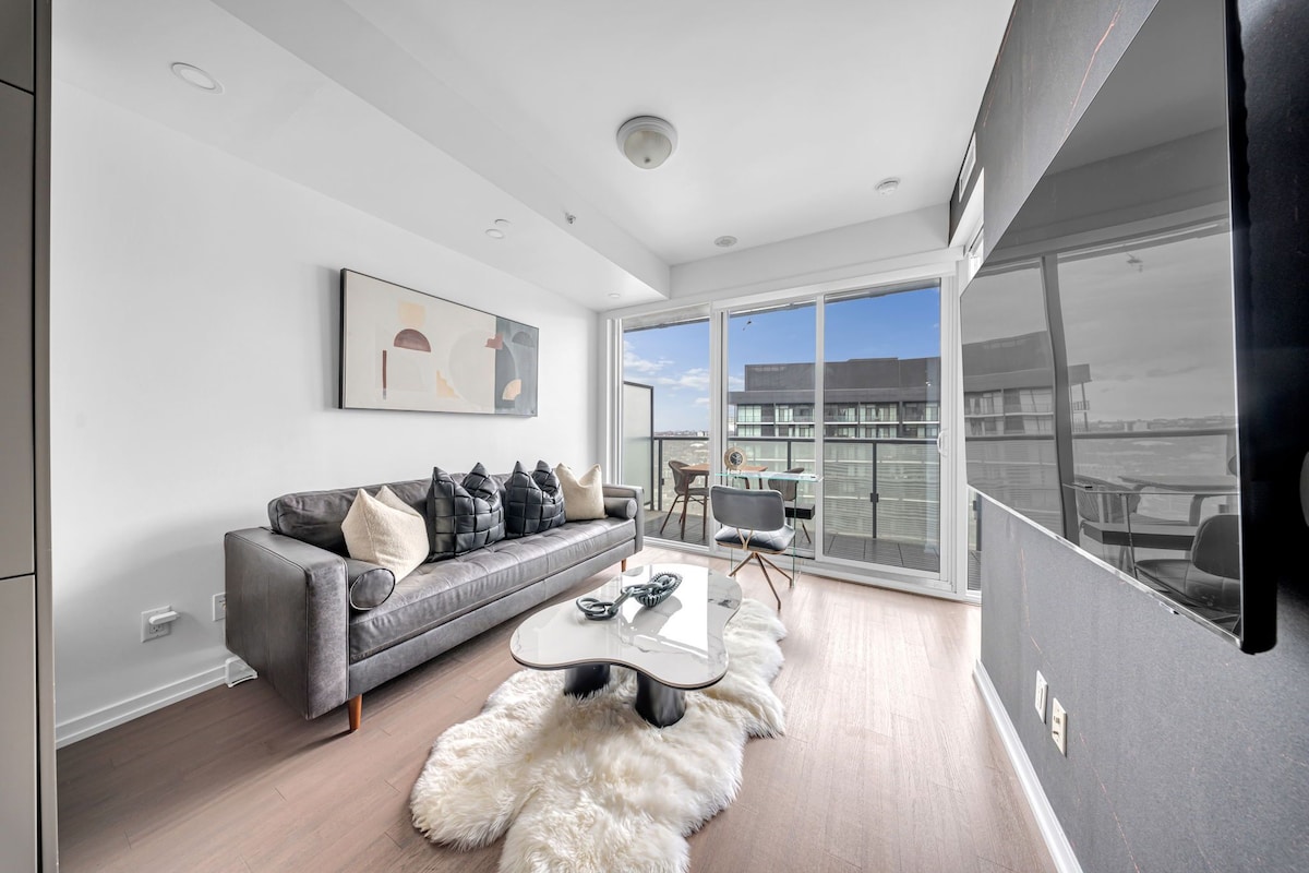 Deluxe Suite, City View | Living area | Smart TV