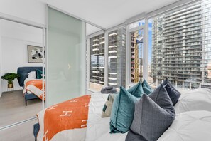 Design Suite | Premium bedding, individually decorated, individually furnished, desk - The Estate Entertainment District (Toronto)
