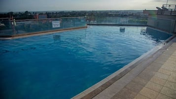 Una piscina al aire libre