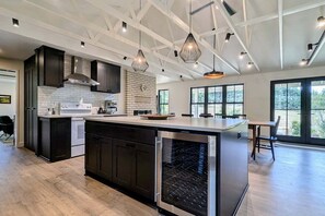 雪櫃、微波爐、焗爐、爐具