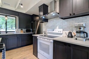 冷蔵庫、電子レンジ、オーブン、コンロ