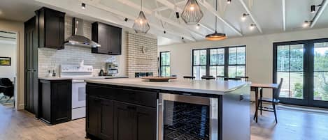 ثلاجة، ميكروويف، فرن، موقد طهي مسطح