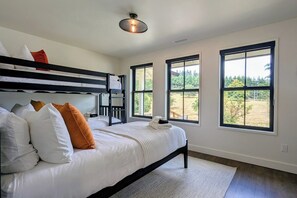 6 bedrooms, iron/ironing board, travel crib, free WiFi - Lince House ~ In the Center of it All! (Newberg)