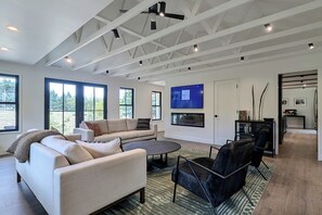 テレビ、暖炉、書庫