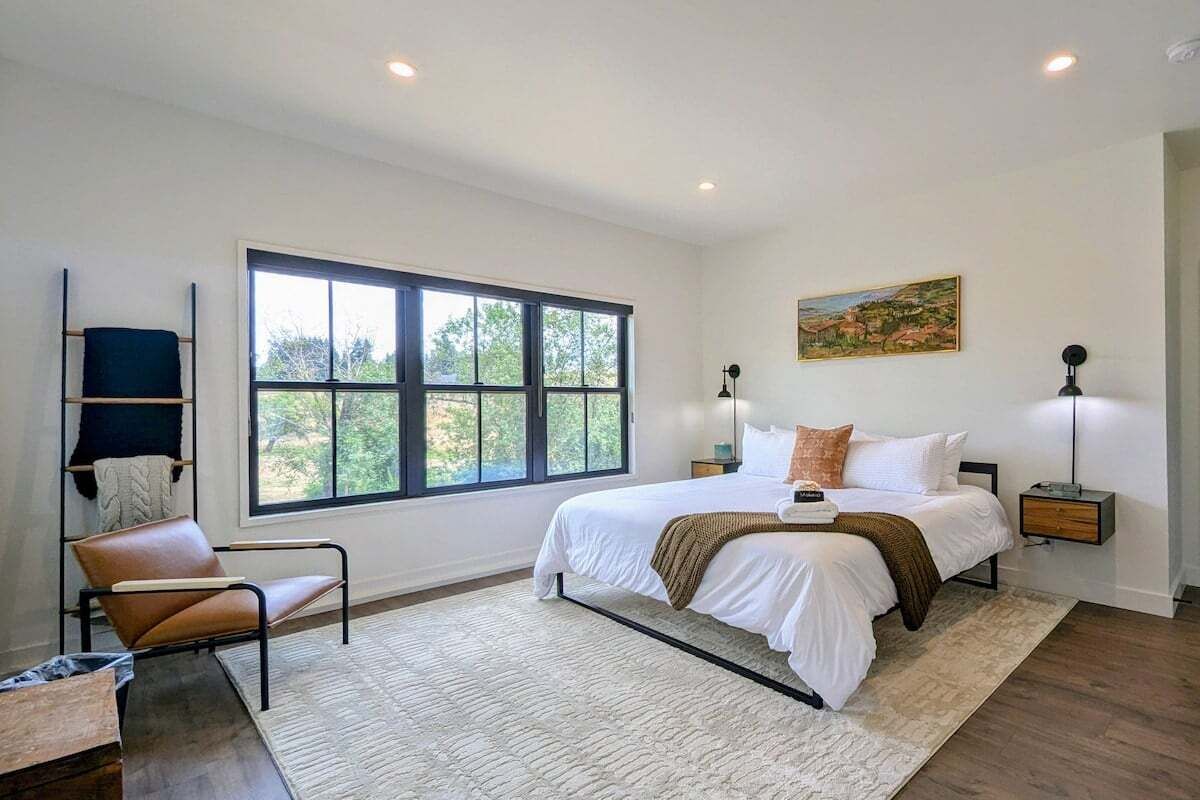 6 habitaciones, tabla de planchar con plancha y cuna de viaje 