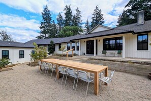 Outdoor dining - Lince House ~ In the Center of it All! (Newberg)