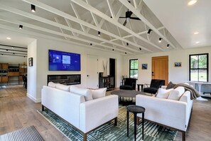 テレビ、暖炉、書庫