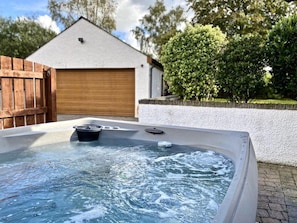 Property grounds - Detached Lakeland Cottage With Private hot tub (Ulverston)