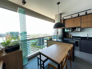 Geladeira, micro-ondas, fogão, cooktop