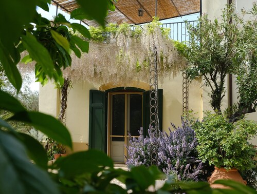 Casa Marina, eine Masseria aus dem 18. Jahrhundert, umgeben von Olivenhainen