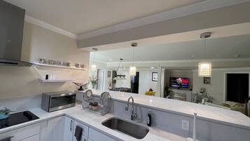 Kühlschrank, Mikrowelle, Herdplatte, Geschirrspüler