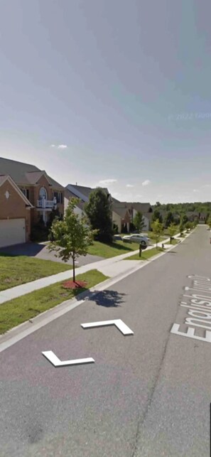 Property grounds - Minutes from I495/200/95, DC and VA. Family sized guest suite with games to play (Silver Spring)