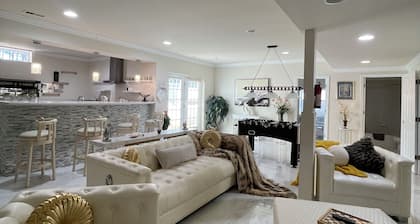 Minutes from I495/200/95, DC and VA. Family sized guest suite with games to play