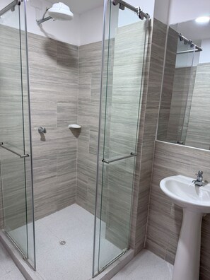 Double Room | Bathroom | Shower, towels, soap, shampoo - Hotel Santorini (San Gil)