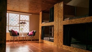 Cortinas opacas, tabla de planchar con plancha, wifi gratis