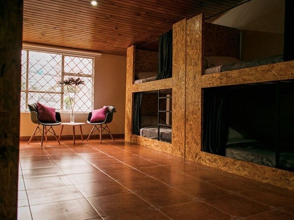 1 dormitorio, cortinas opacas, tabla de planchar con plancha