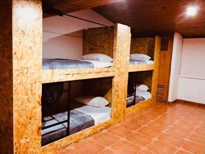 Familie slaapzaal | Verduisterende gordijnen, een strijkplank/strijkijzer, gratis wifi