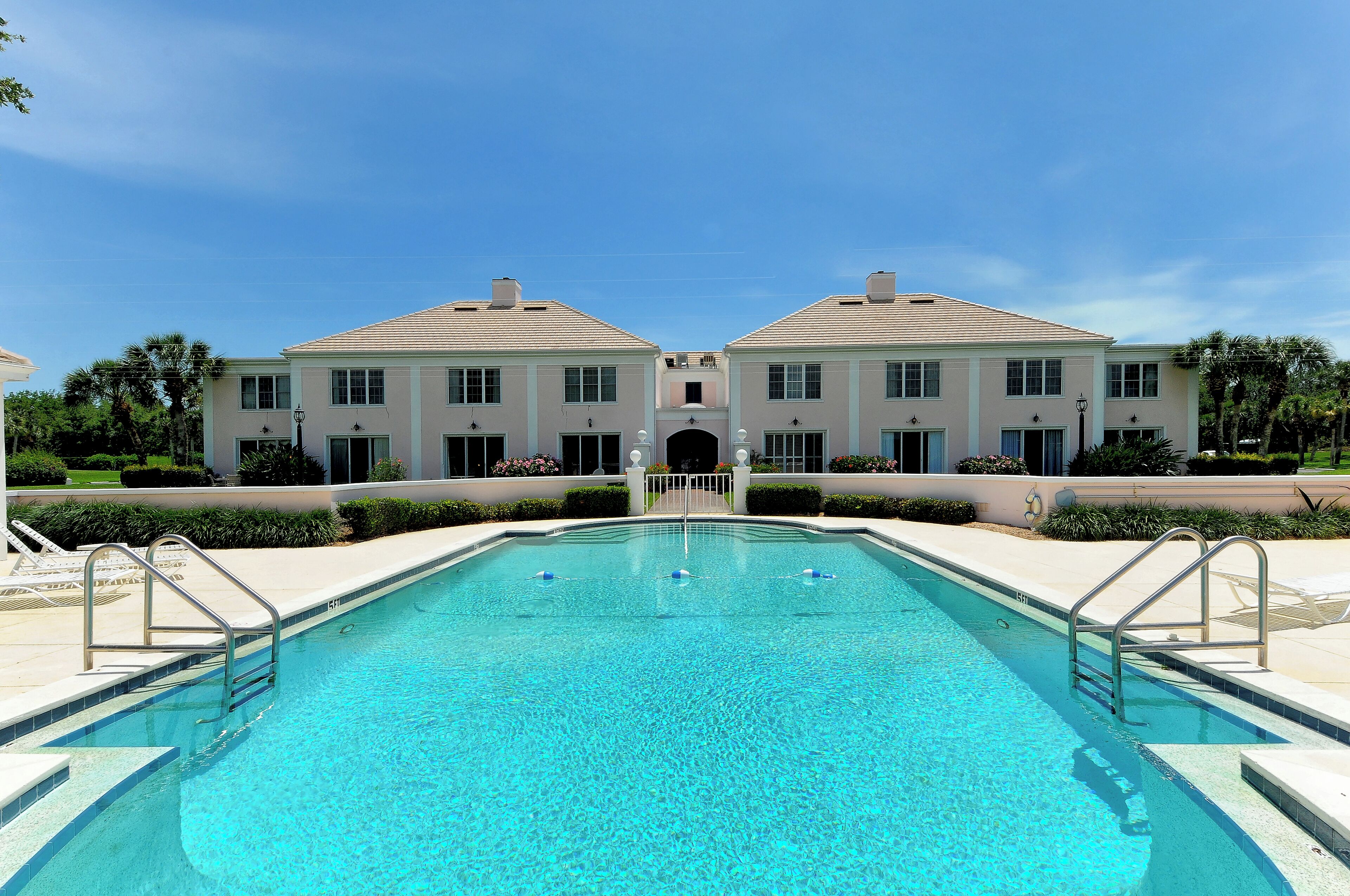Windsor Lodge Unit 18, studio, close to the beaches, pool access