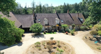 Domaine de Nittany sur 15 Hectares Capacité de 30 Pers, Piscine Intérieure