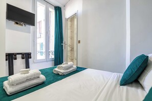 Family Room | Individually decorated, individually furnished, laptop workspace - Résidence Cannes NEGRIN (Cannes)