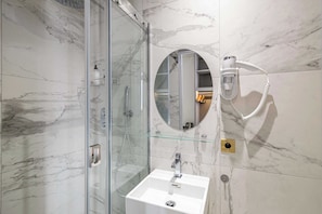 Classic Room | Bathroom - Résidence Cannes NEGRIN (Cannes)