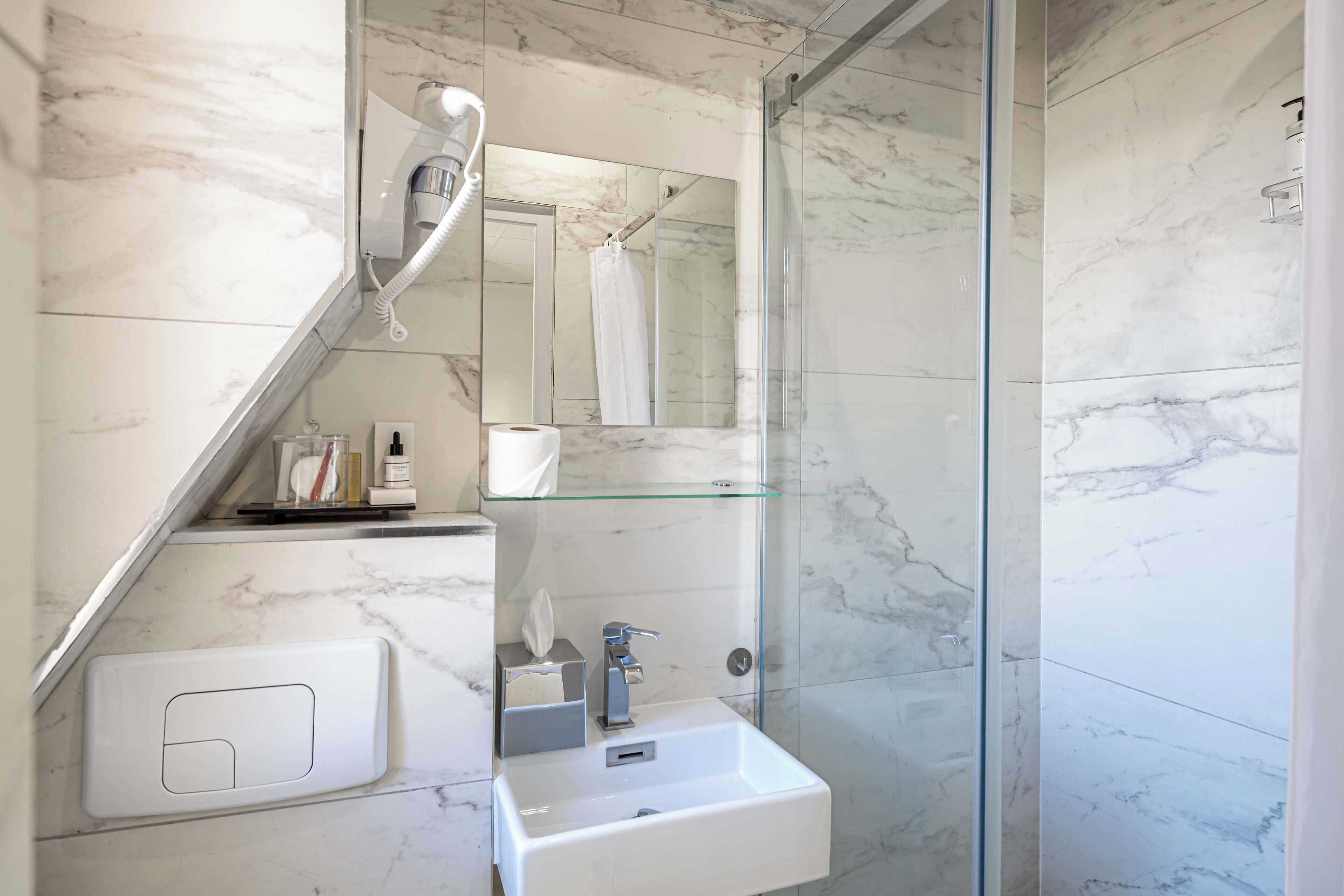 Chambre Standard (24) | Salle de bain | Douche, sèche-cheveux, serviettes fournies, savon