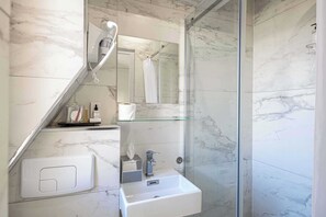 Habitación estándar | Baño | Regadera, secadora de cabello, toallas, jabón 
