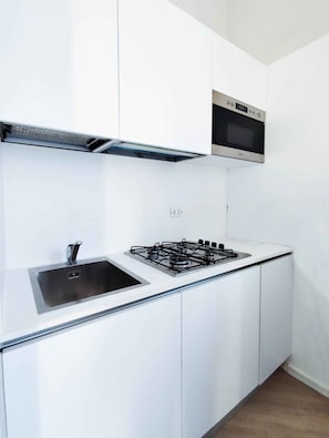 Fridge, stovetop