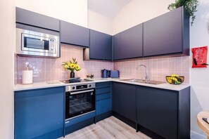 Fridge, microwave, oven, stovetop - NEW! Modern 1-Bed Flat, Great Location, Sleeps 4! (Chester)