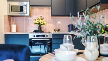 Kühlschrank, Mikrowelle, Ofen, Herdplatte