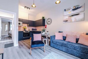 TV, offices - NEW! Modern 1-Bed Flat, Great Location, Sleeps 4! (Chester)