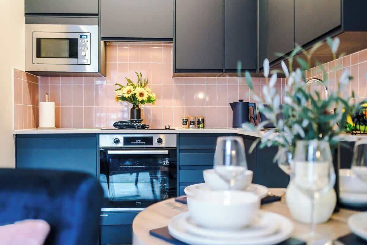 Réfrigérateur, four à micro-ondes, un four, surface de cuisson