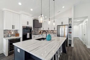 冷蔵庫、電子レンジ、オーブン、コンロ