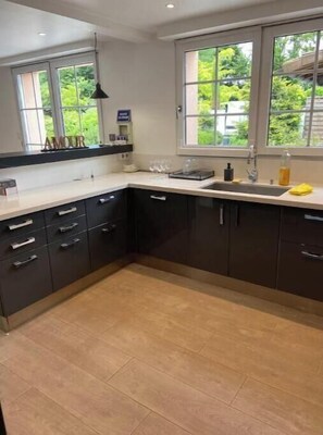 Fridge, microwave, oven, stovetop - House swimming pool jacuzzi garden 1h from Paris (Châtillon-sur-Morin)