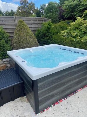 Outdoor spa tub - House swimming pool jacuzzi garden 1h from Paris (Châtillon-sur-Morin)