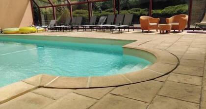 House swimming pool jacuzzi garden 1h from Paris
