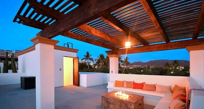 Gated 3BD+Office/flex bedroom, Sleeps 8, HTD Pool, Rooftop, 2 Blks to Malecon