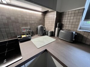 Apartment | Private kitchen | Fridge, microwave, oven, stovetop - Manchester - 1 Bedroom - Sleeps 3 - Free Parking (Manchester)