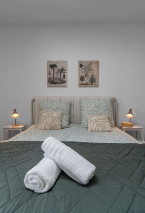 1 chambre, fer et planche à repasser, lit de bébé portatif